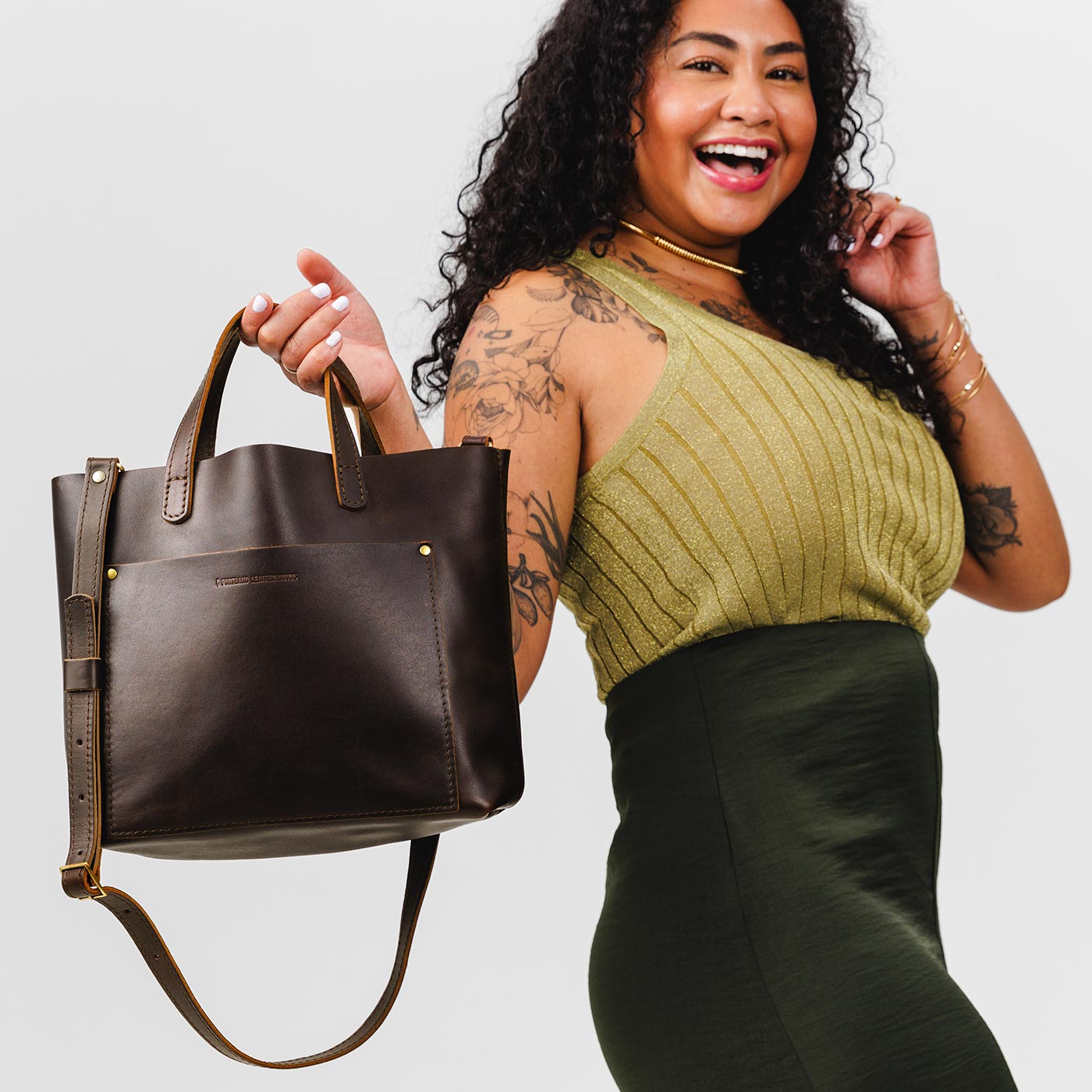 Grizzly | Midsize crossbody tote with handles and a pocket