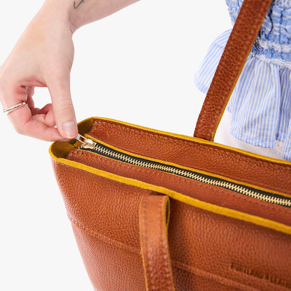 Sienna*Large*Zipper | Leather tote bag with riveted straps and exterior key loop