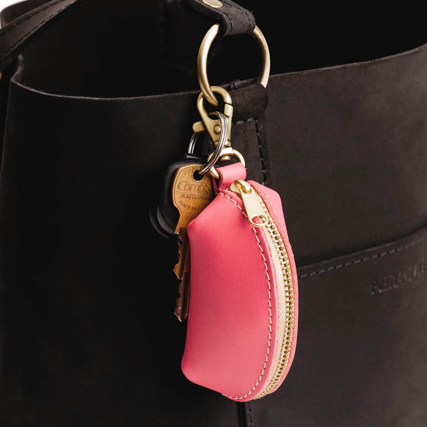 Tulip | Taco shaped leather pouch with zipper and swivel lobster clasp on bag